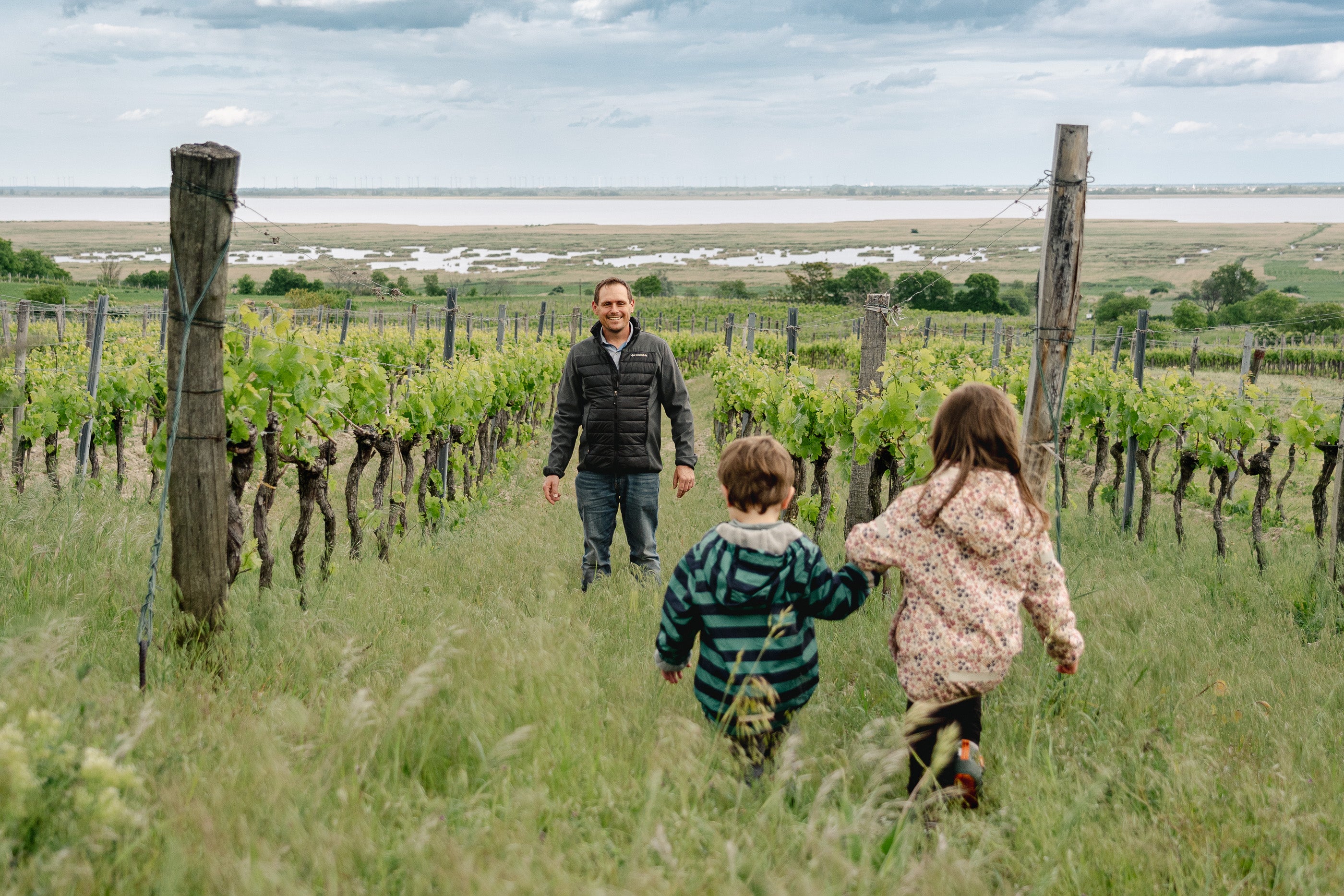 Markus Binder im Weingarten bei Mörbisch am See, im Hintergrund der Neusiedlersee, Burgenland, Österreich. Ein echter Burgenländer.