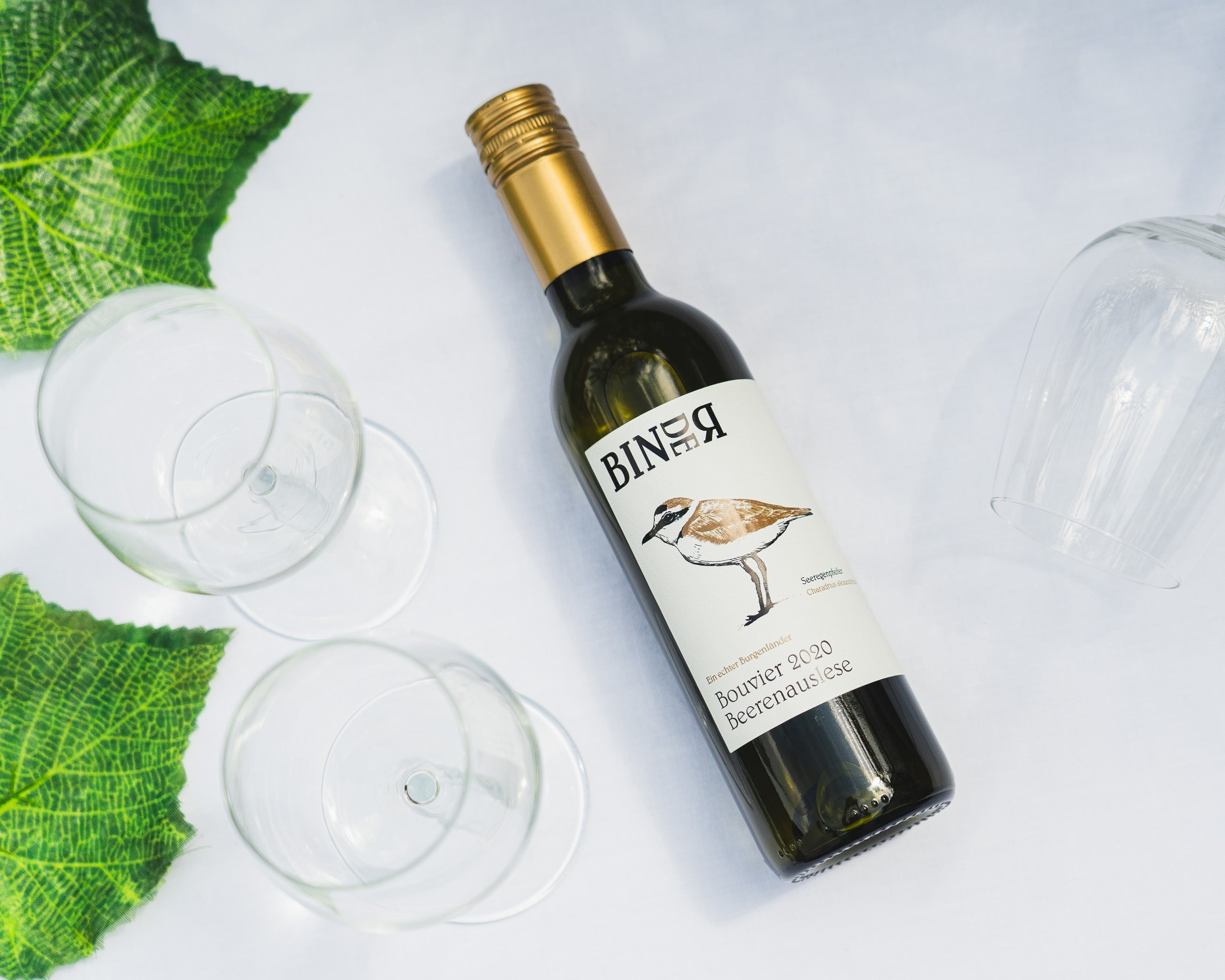 Bouvier Beerenauslese vom Weingut Binder aus Mörbisch am See, Neusiedlersee, Burgenland, Österreich. Auf der Etikette der Weinflasche ein Seeregenpfeifer.