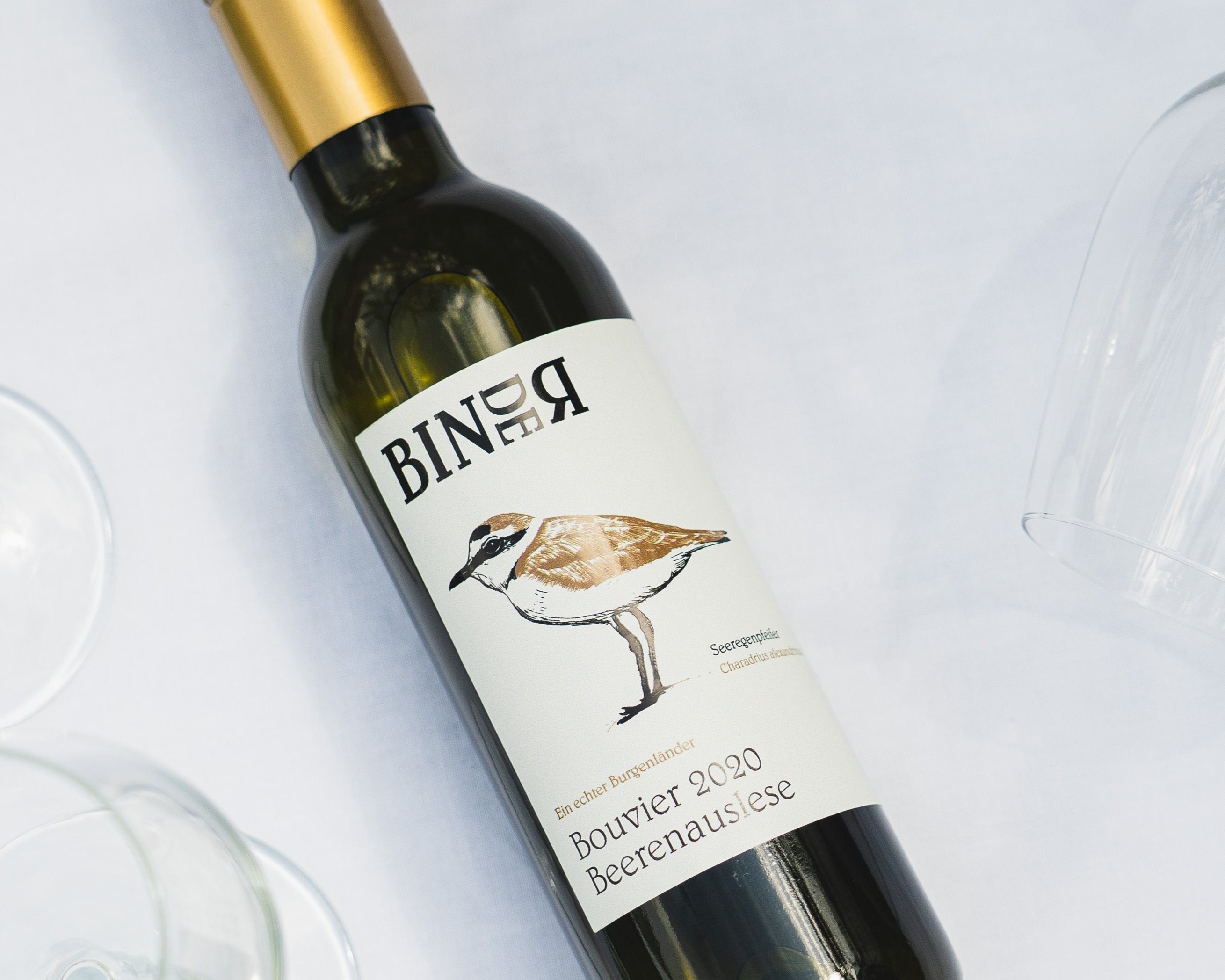 Bouvier Beerenauslese vom Weingut Binder aus Mörbisch am See, Neusiedlersee, Burgenland, Österreich. Auf der Etikette der Weinflasche ein Seeregenpfeifer.