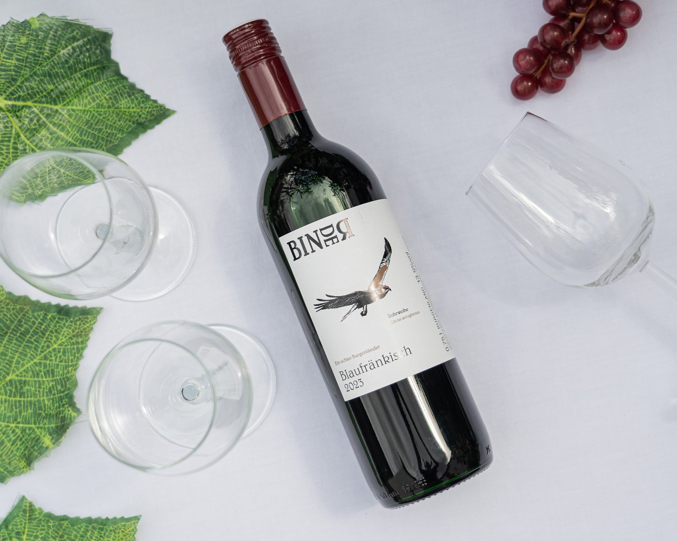 Blaufränkisch vom Weingut Binder aus Mörbisch am See, Neusiedlersee, Burgenland, Österreich. Auf der Etikette der Weinflasche eine Rohrweihe.