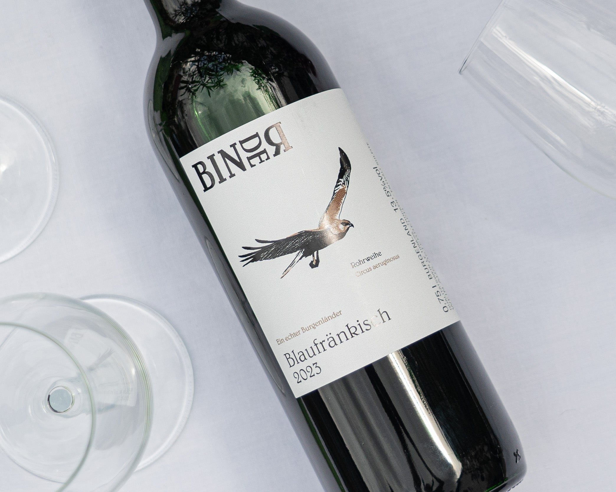 Blaufränkisch vom Weingut Binder aus Mörbisch am See, Neusiedlersee, Burgenland, Österreich. Auf der Etikette der Weinflasche eine Rohrweihe.