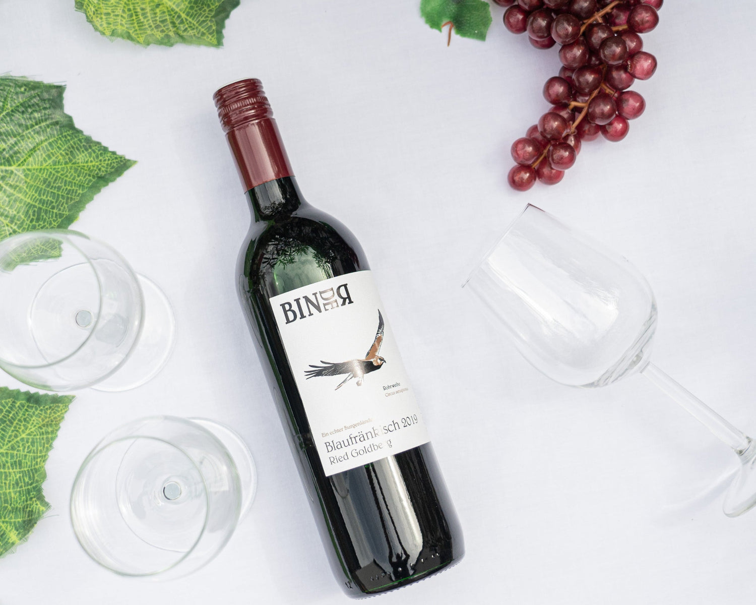 Blaufränkisch Goldberg vom Weingut Binder aus Mörbisch am See, Neusiedlersee, Burgenland, Österreich. Auf der Etikette der Weinflasche eine Rohrweihe.