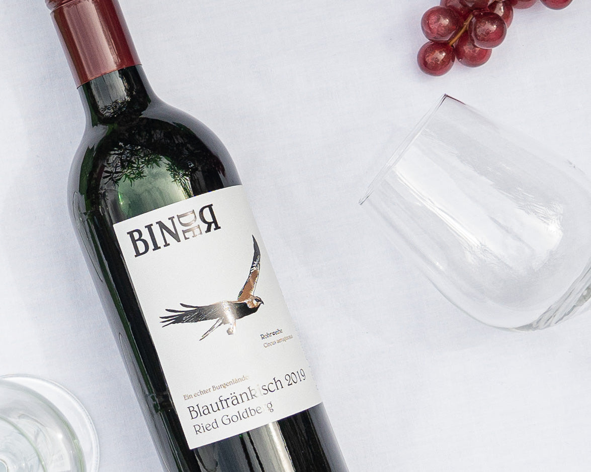 Blaufränkisch Goldberg vom Weingut Binder aus Mörbisch am See, Neusiedlersee, Burgenland, Österreich. Auf der Etikette der Weinflasche eine Rohrweihe.