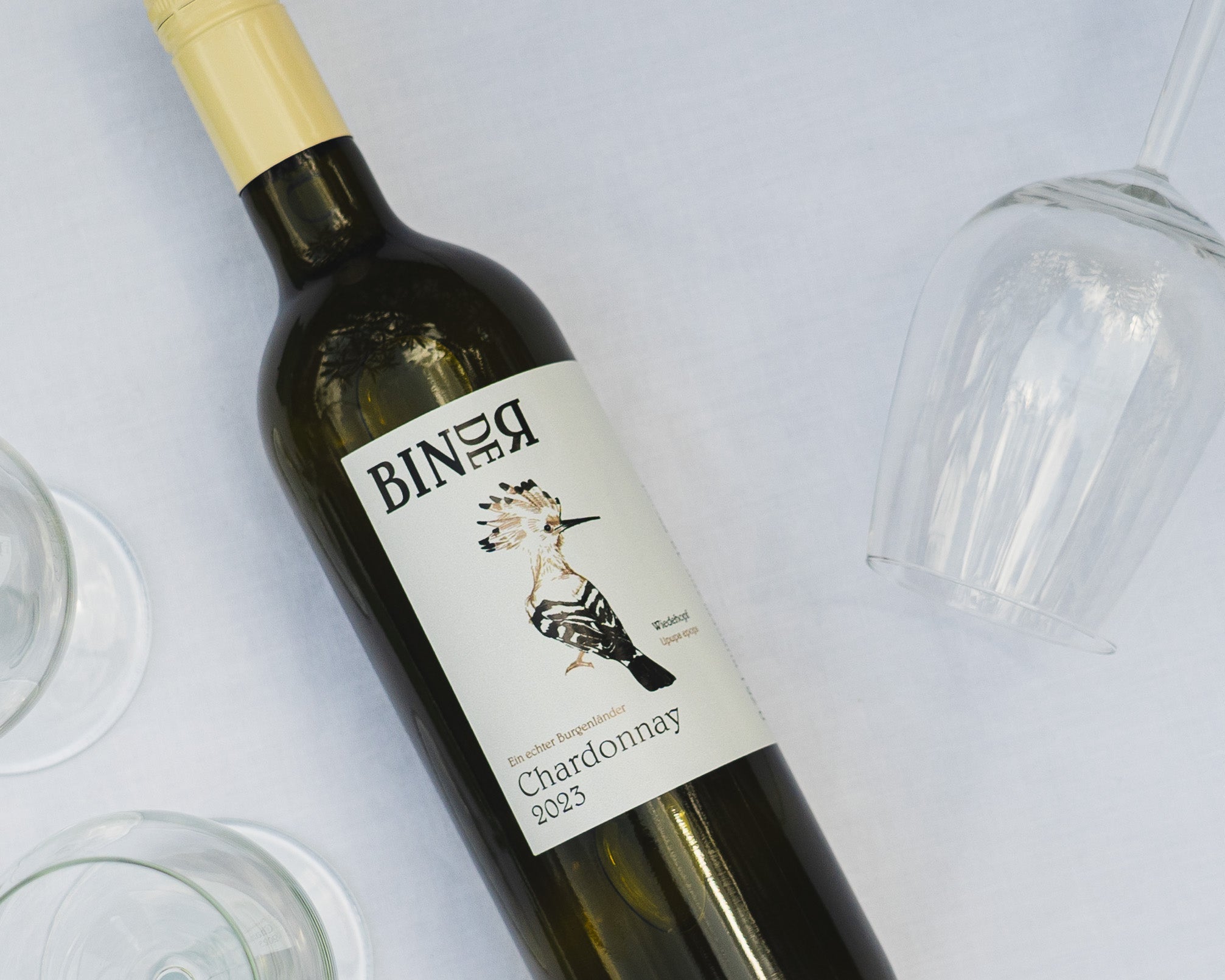 Chardonnay vom Weingut Binder aus Mörbisch am See, Neusiedlersee, Burgenland, Österreich. Auf der Etikette der Weinflasche ein Wiedehopf.