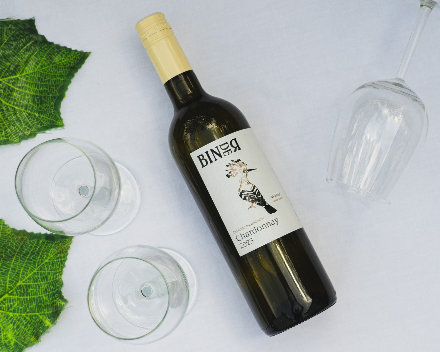 Chardonnay vom Weingut Binder aus Mörbisch am See, Neusiedlersee, Burgenland, Österreich. Auf der Etikette der Weinflasche ein Wiedehopf.