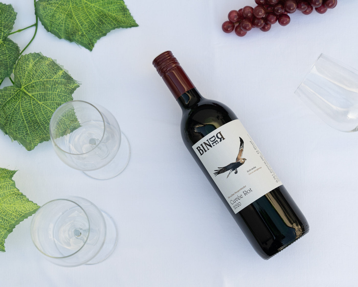 Cuvée Rot vom Weingut Binder aus Mörbisch am See, Neusiedlersee, Burgenland, Österreich. Auf der Etikette der Weinflasche eine Rohrweihe.