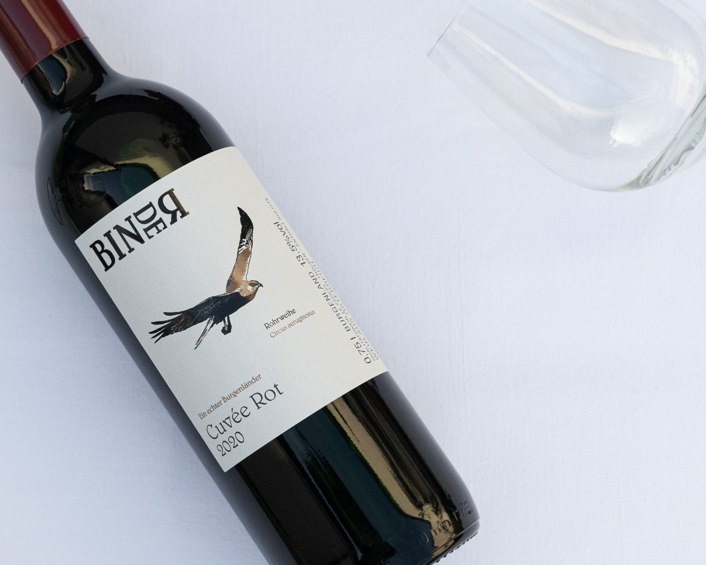 Cuvée Rot vom Weingut Binder aus Mörbisch am See, Neusiedlersee, Burgenland, Österreich. Auf der Etikette der Weinflasche eine Rohrweihe.