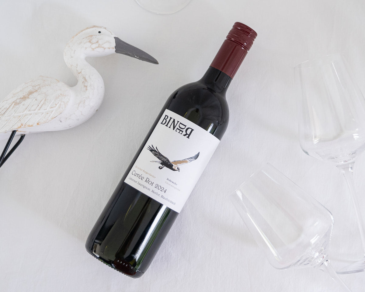 Cuvée Rot vom Weingut Binder aus Mörbisch am See, Neusiedlersee, Burgenland, Österreich. Auf der Etikette der Weinflasche eine Rohrweihe.