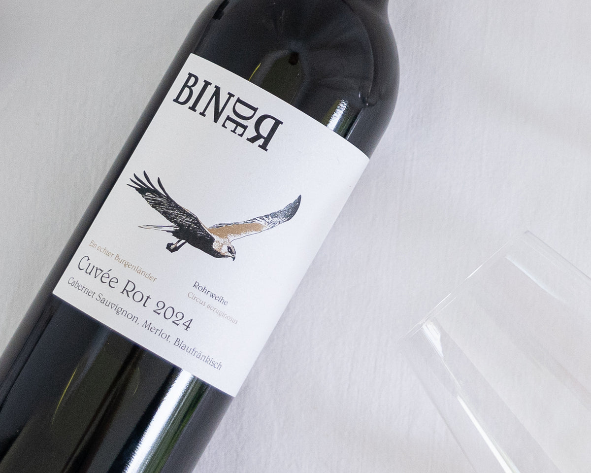 Cuvée Rot vom Weingut Binder aus Mörbisch am See, Neusiedlersee, Burgenland, Österreich. Auf der Etikette der Weinflasche eine Rohrweihe.