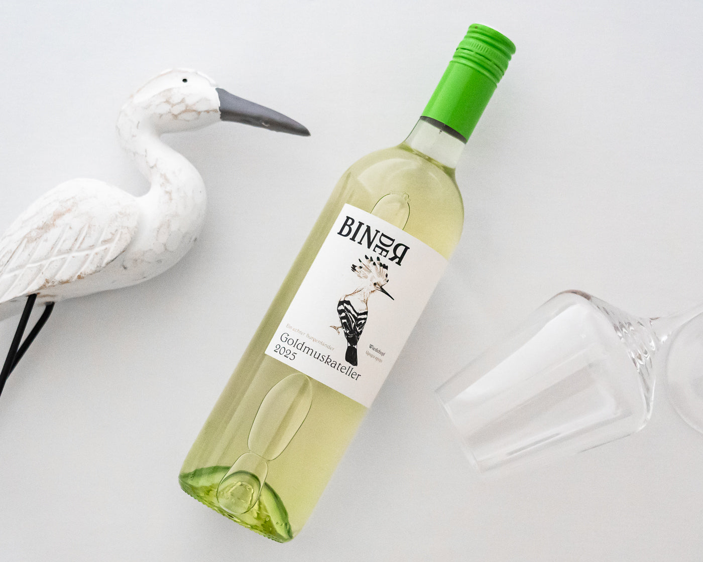 Goldmuskateller vom Weingut Binder aus Mörbisch am See, Neusiedlersee, Burgenland, Österreich. Trockener Weißwein. Auf der Etikette der Weinflasche ein Wiedehopf.