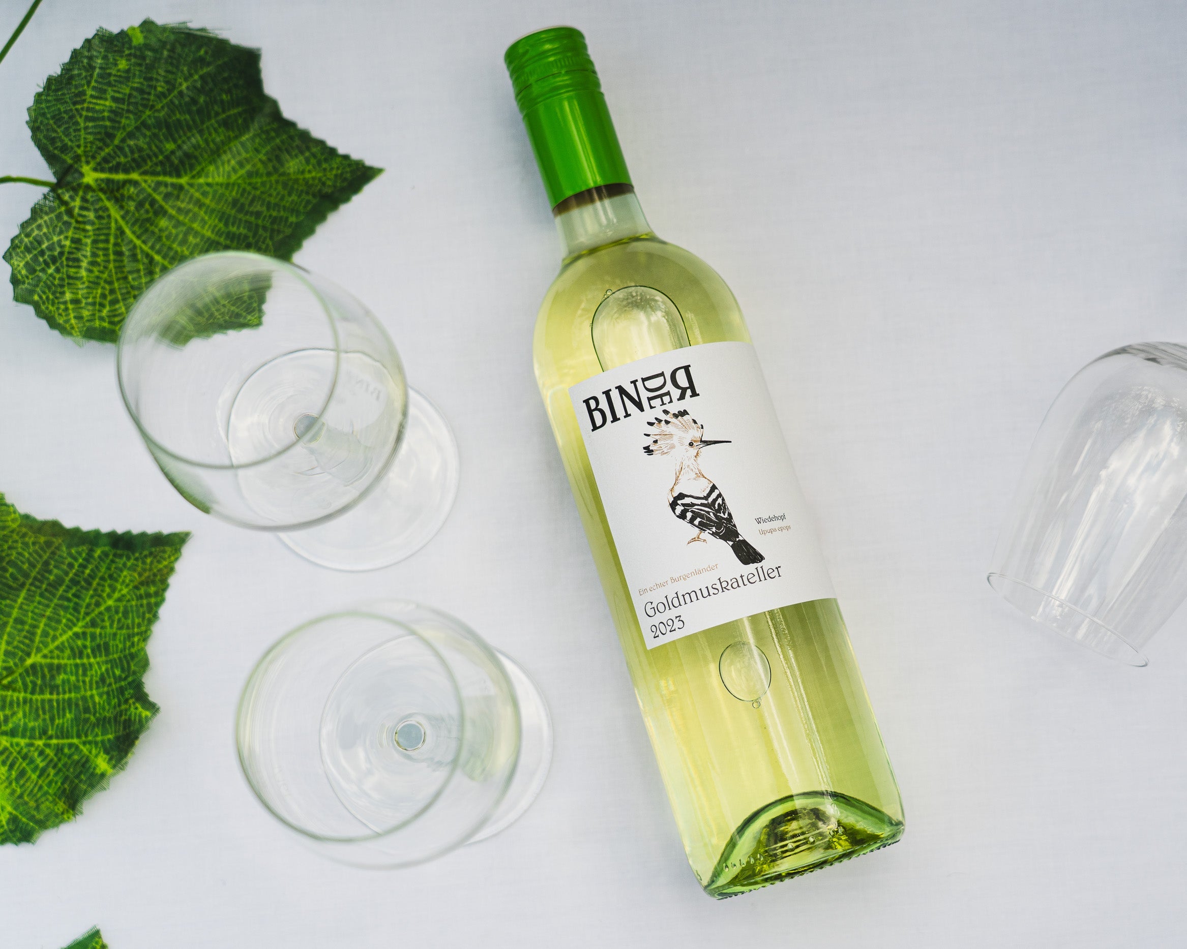 Goldmuskateller vom Weingut Binder aus Mörbisch am See, Neusiedlersee, Burgenland, Österreich. Auf der Etikette der Weinflasche ein Wiedehopf.