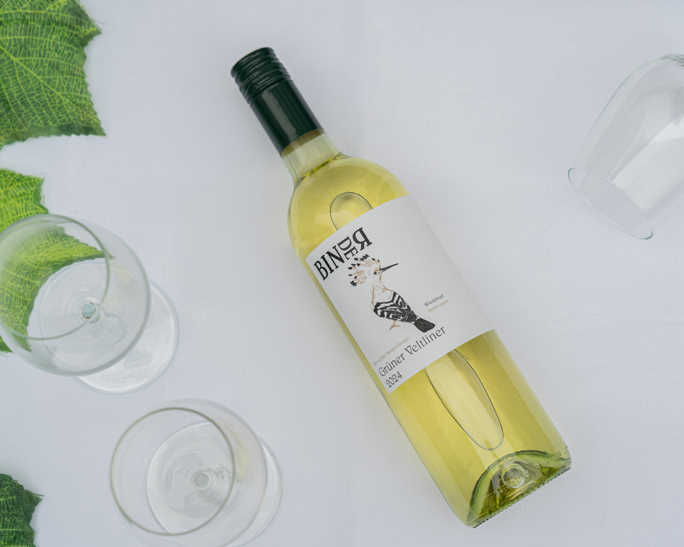 Grüner Veltliner vom Weingut Binder aus Mörbisch am See, Neusiedlersee, Burgenland, Österreich. Auf der Etikette der Weinflasche ein Wiedehopf.