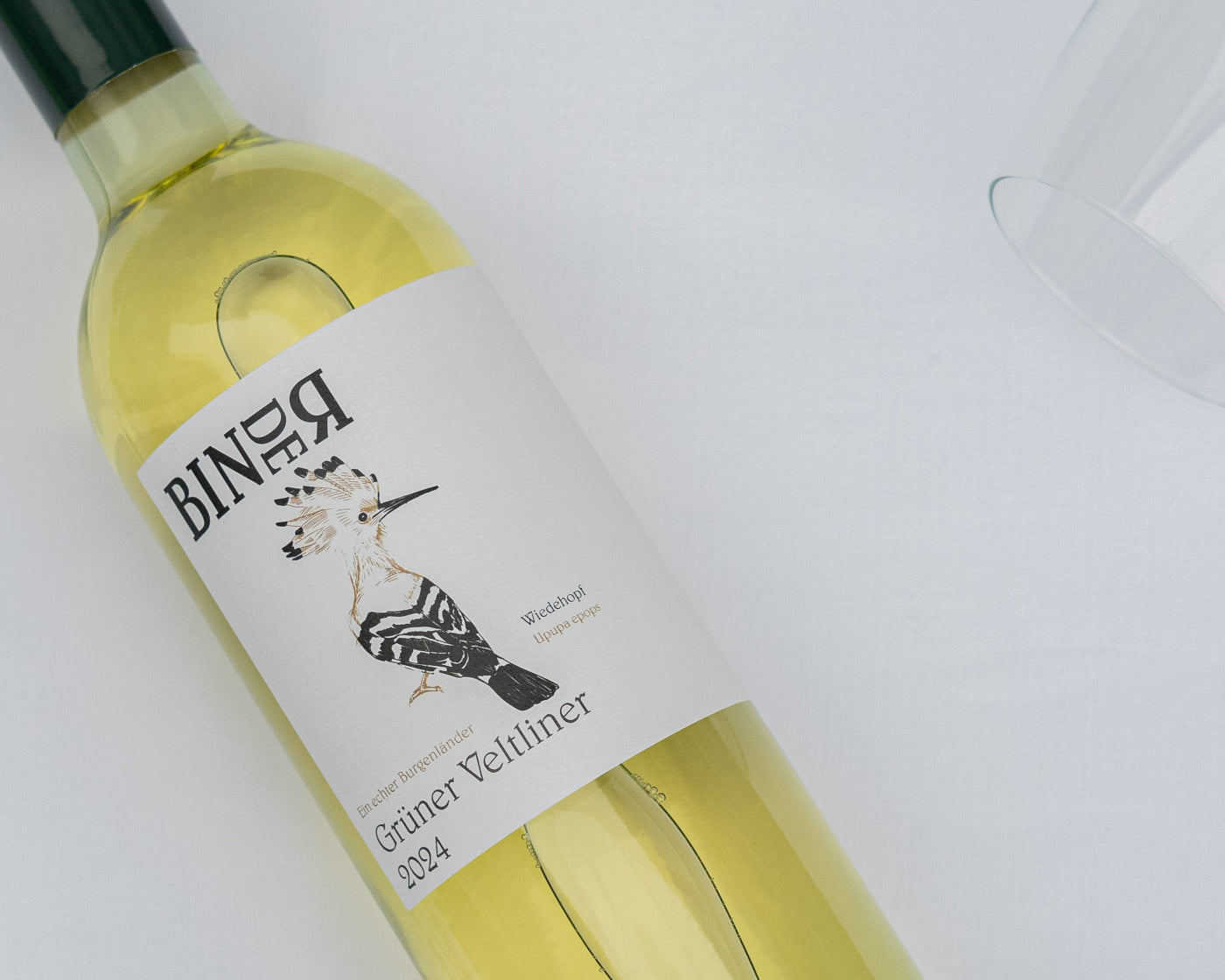 Grüner Veltliner vom Weingut Binder aus Mörbisch am See, Neusiedlersee, Burgenland, Österreich. Auf der Etikette der Weinflasche ein Wiedehopf.