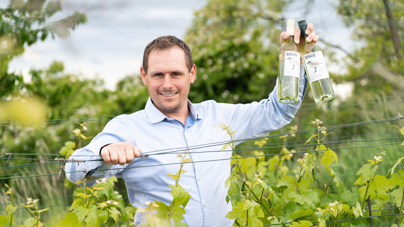 Markus Binder mit seinen Weinen im Weingarten bei Mörbisch am See, Neusiedlersee, Burgenland, Österreich.