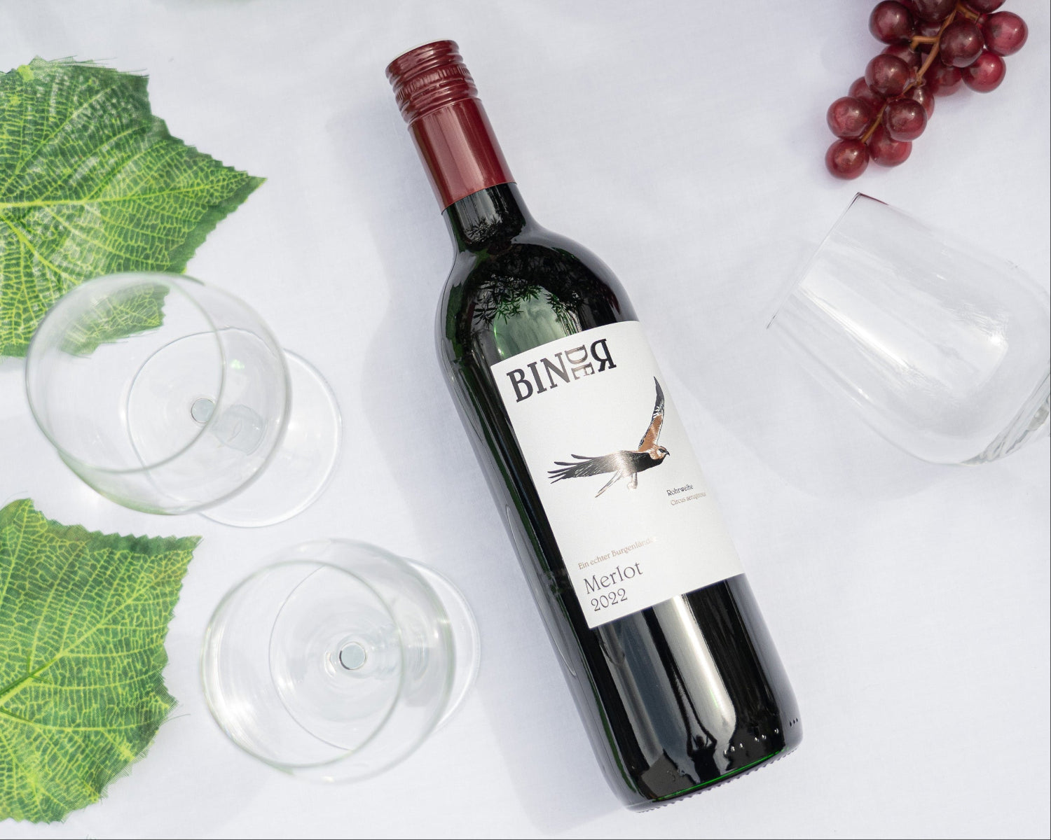 Merlot vom Weingut Binder aus Mörbisch am See, Neusiedlersee, Burgenland, Österreich. Auf der Etikette der Weinflasche eine Rohrweihe.