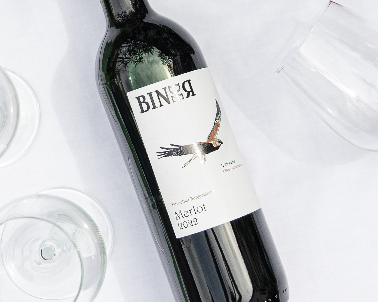 Merlot vom Weingut Binder aus Mörbisch am See, Neusiedlersee, Burgenland, Österreich. Auf der Etikette der Weinflasche eine Rohrweihe.