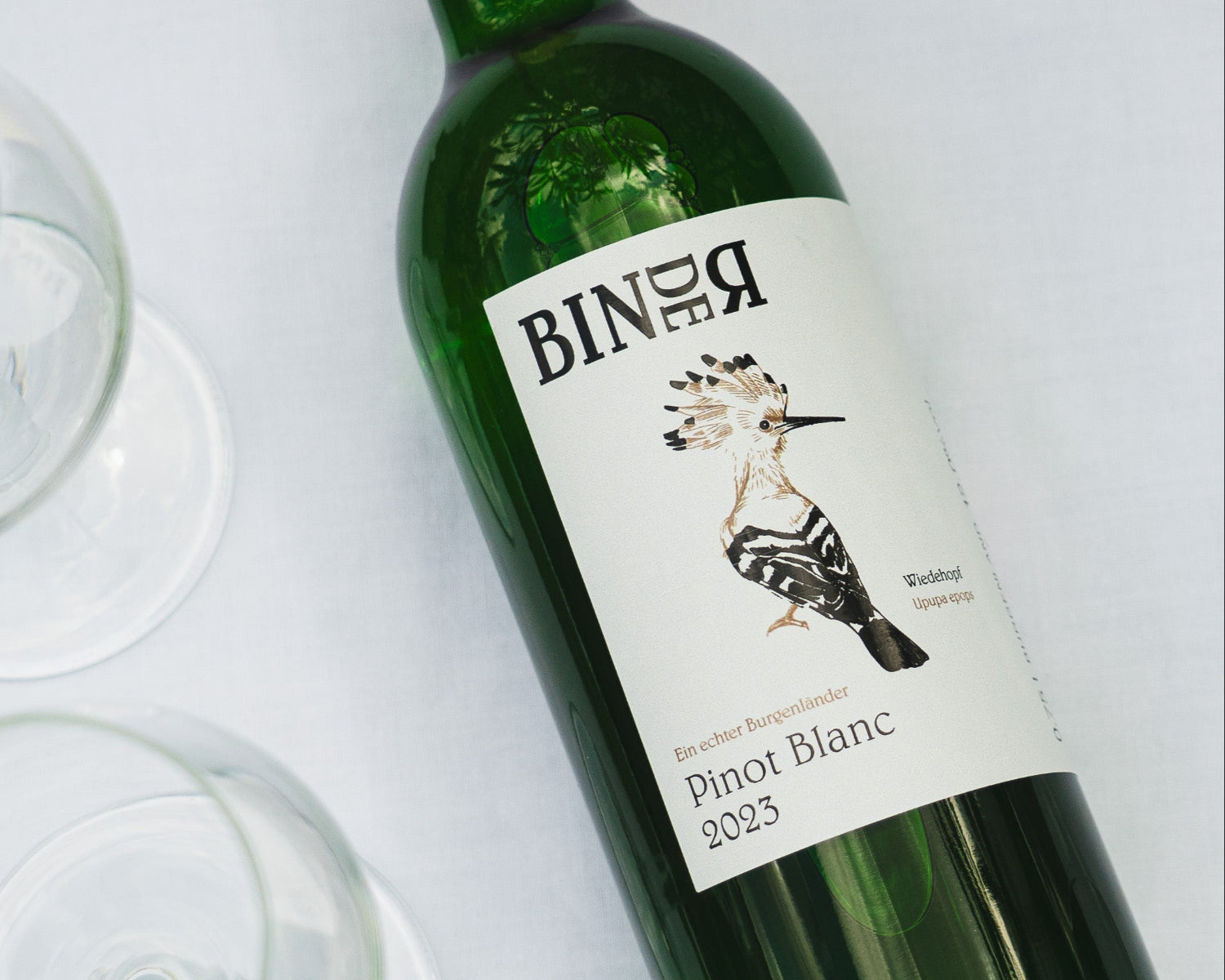 Pinot Blanc vom Weingut Binder aus Mörbisch am See, Neusiedlersee, Burgenland, Österreich. Auf der Etikette der Weinflasche ein Wiedehopf.