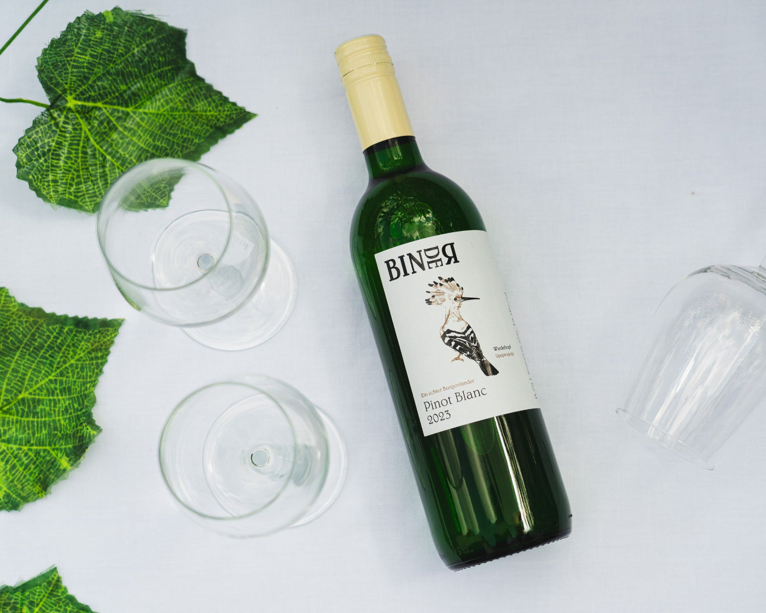 Pinot Blanc vom Weingut Binder aus Mörbisch am See, Neusiedlersee, Burgenland, Österreich. Auf der Etikette der Weinflasche ein Wiedehopf.