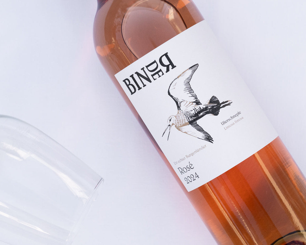 Rosé vom Weingut Binder aus Mörbisch am See, Neusiedlersee, Burgenland, Österreich. Auf der Etikette der Weinflasche eine Uferschnepfe.