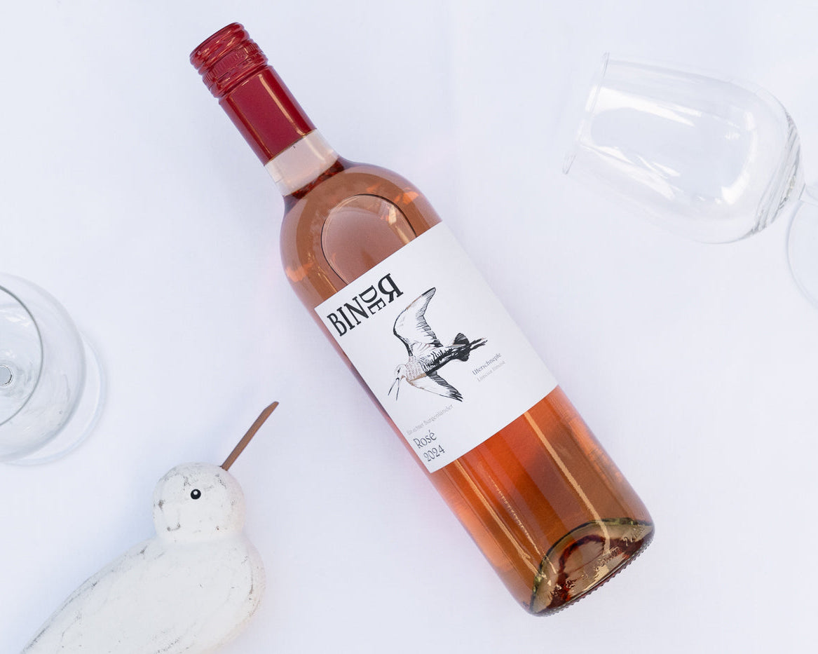 Rosé vom Weingut Binder aus Mörbisch am See, Neusiedlersee, Burgenland, Österreich. Auf der Etikette der Weinflasche eine Uferschnepfe.