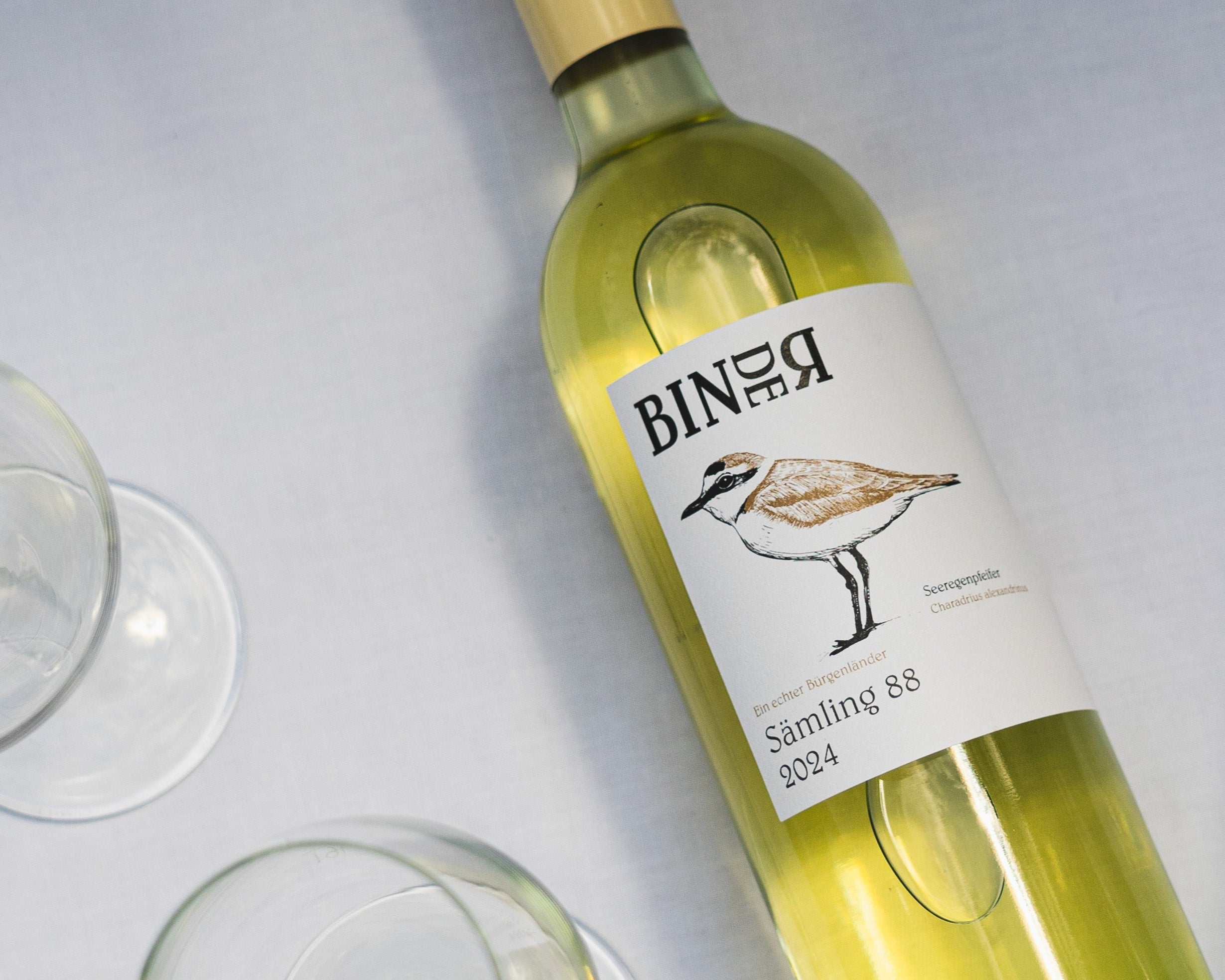 Sämling 88 vom Weingut Binder aus Mörbisch am See, Neusiedlersee, Burgenland, Österreich. Auf der Etikette der Weinflasche ein Seeregenpfeifer. Auch Scheurebe genannt.