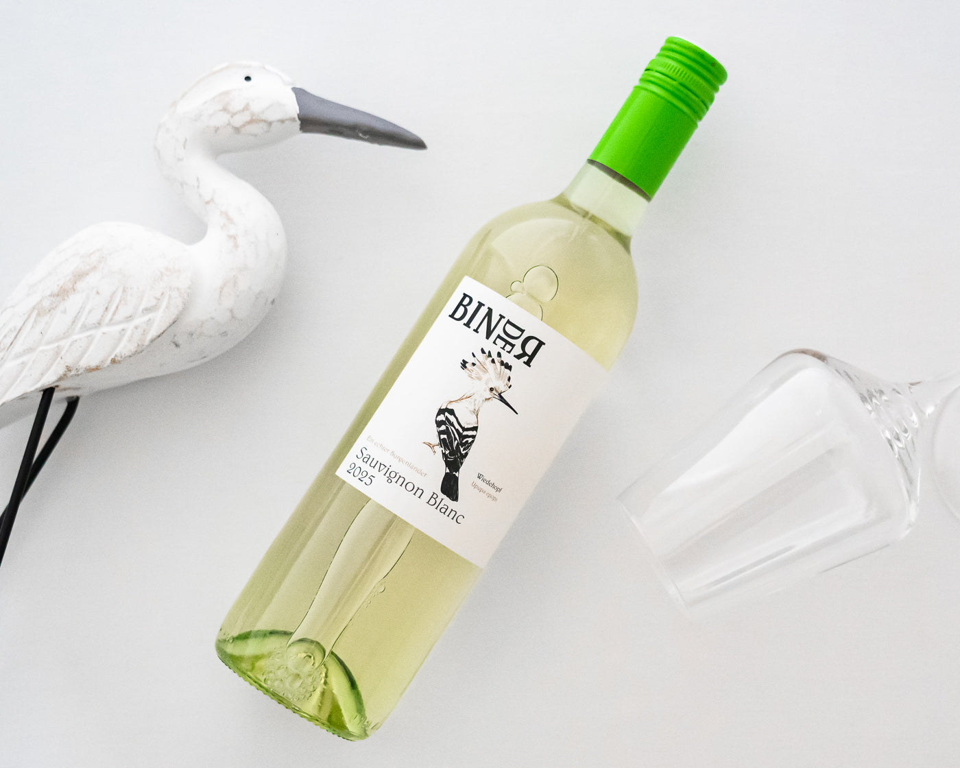 Sauvignon Blanc vom Weingut Binder aus Mörbisch am See, Neusiedlersee, Burgenland, Österreich. Trockener Weißwein. Auf der Etikette der Weinflasche ein Wiedehopf.