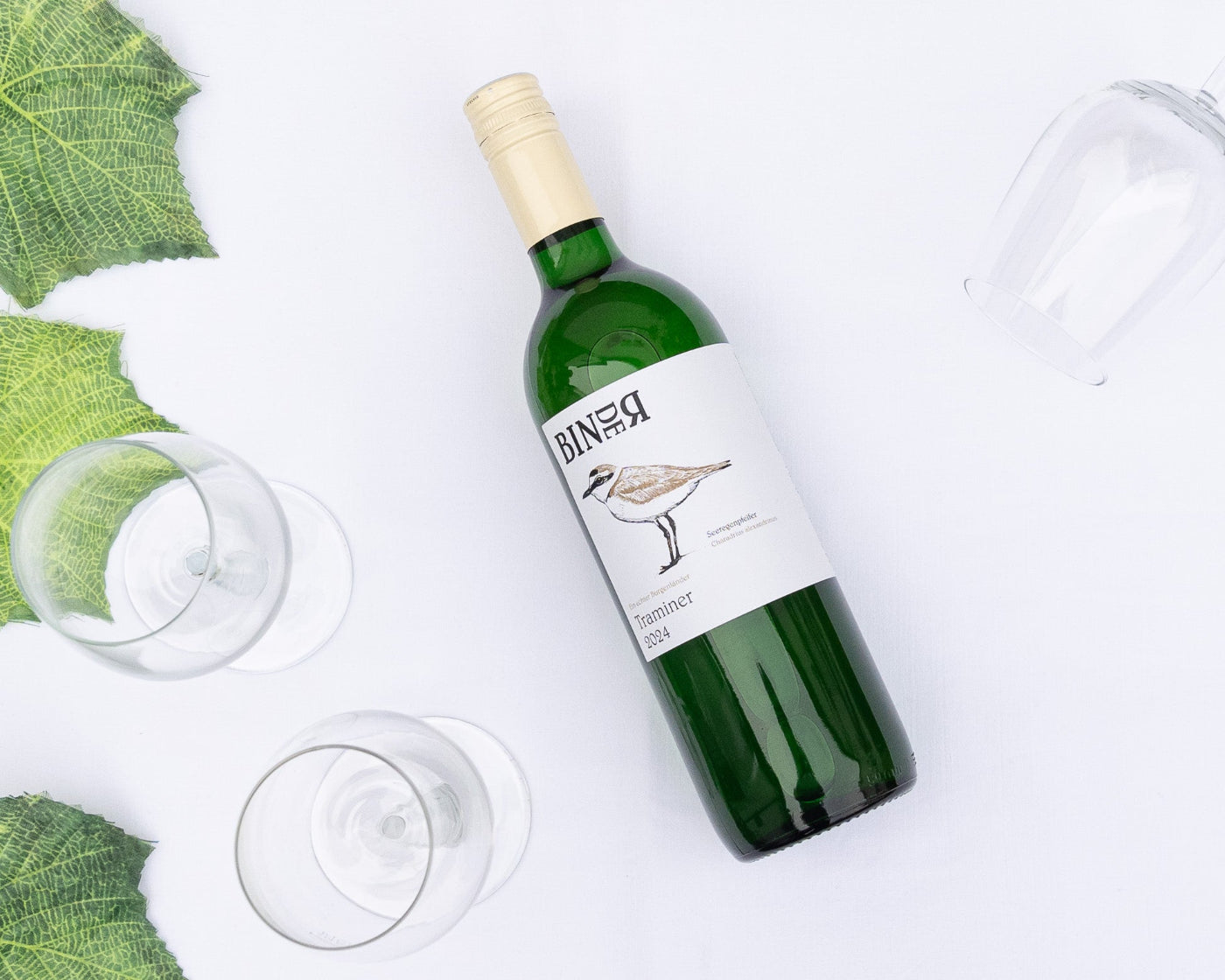 Traminer vom Weingut Binder aus Mörbisch am See, Neusiedlersee, Burgenland, Österreich. Auf der Etikette der Weinflasche ein Seeregenpfeifer.