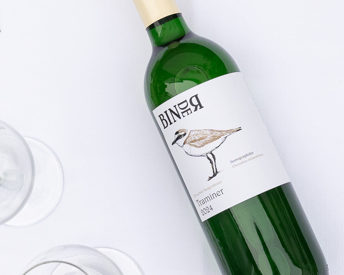 Traminer vom Weingut Binder aus Mörbisch am See, Neusiedlersee, Burgenland, Österreich. Auf der Etikette der Weinflasche ein Seeregenpfeifer.