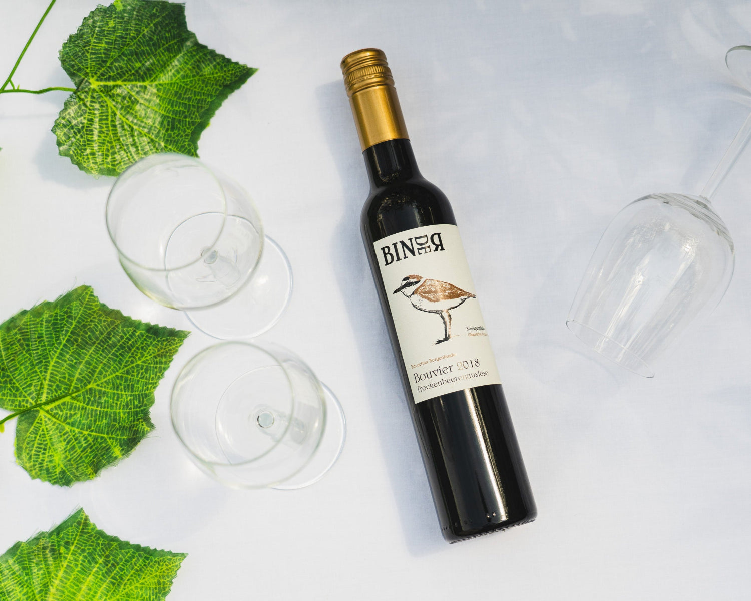 Bouvier Trockenbeerenauslese vom Weingut Binder aus Mörbisch am See, Neusiedlersee, Burgenland, Österreich. Auf der Etikette der Weinflasche ein Seeregenpfeifer.