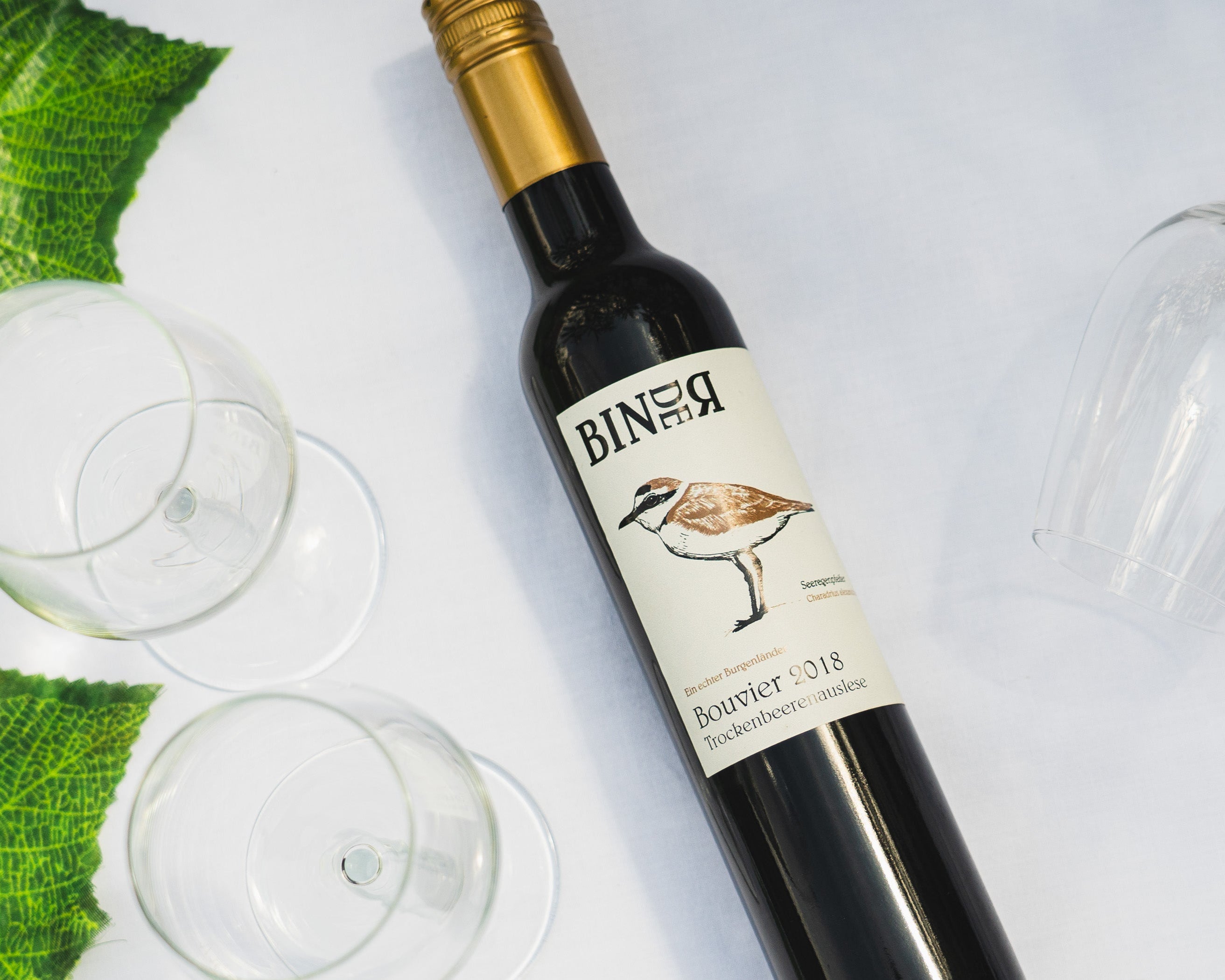 Bouvier Trockenbeerenauslese vom Weingut Binder aus Mörbisch am See, Neusiedlersee, Burgenland, Österreich. Auf der Etikette der Weinflasche ein Seeregenpfeifer.