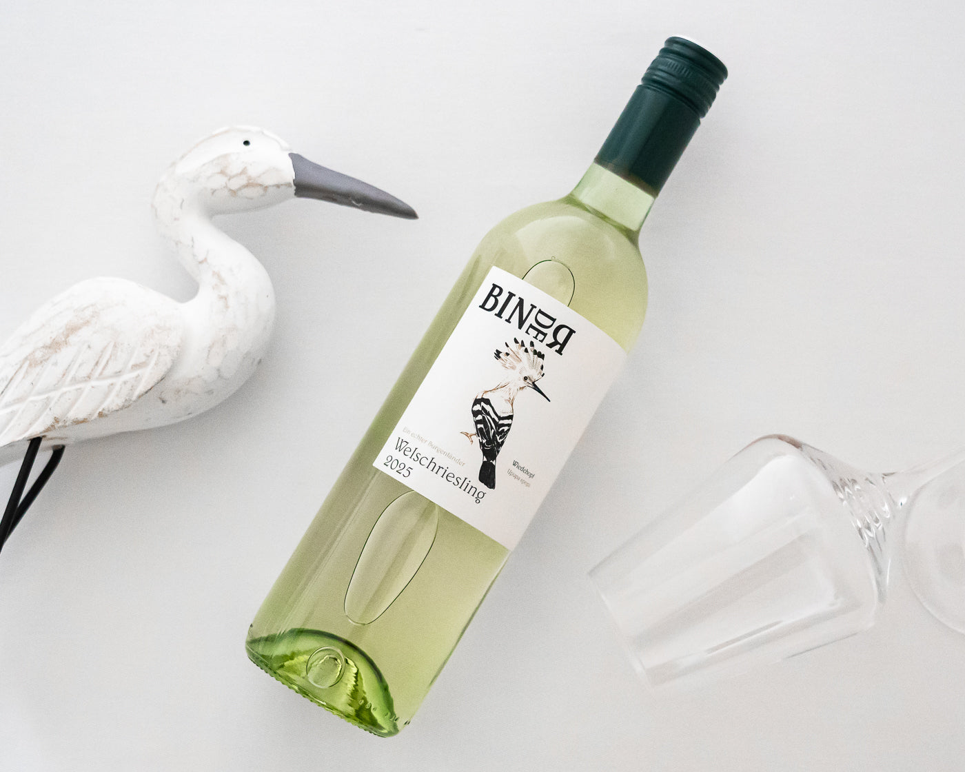 Welschriesling vom Weingut Binder aus Mörbisch am See, Neusiedlersee, Burgenland, Österreich. Trockener Weißwein. Auf der Etikette der Weinflasche ein Wiedehopf.