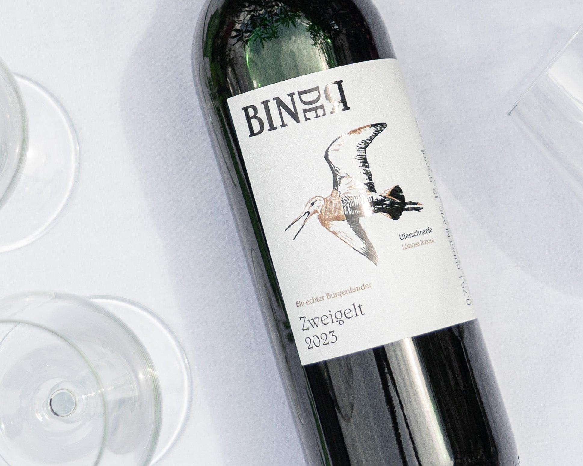 Zweigelt vom Weingut Binder aus Mörbisch am See, Neusiedlersee, Burgenland, Österreich. Auf der Etikette der Weinflasche eine Uferschnepfe.