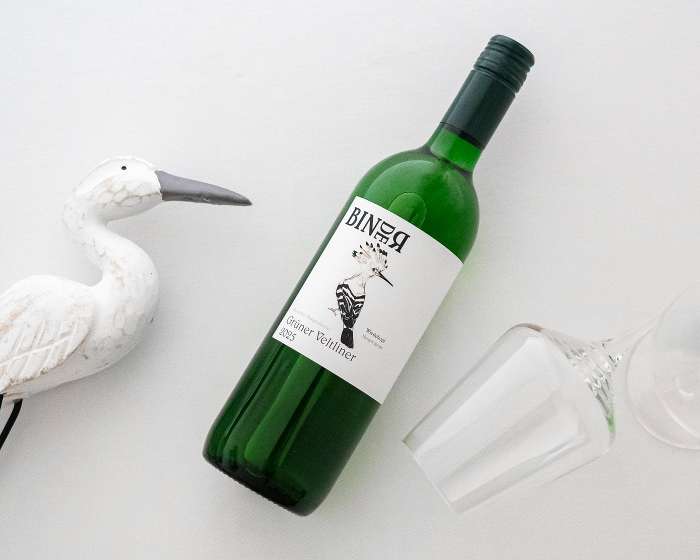 Grüner Veltliner vom Weingut Binder aus Mörbisch am See, Neusiedlersee, Burgenland, Österreich. Trockener Weißwein. Auf der Etikette der Weinflasche ein Wiedehopf.